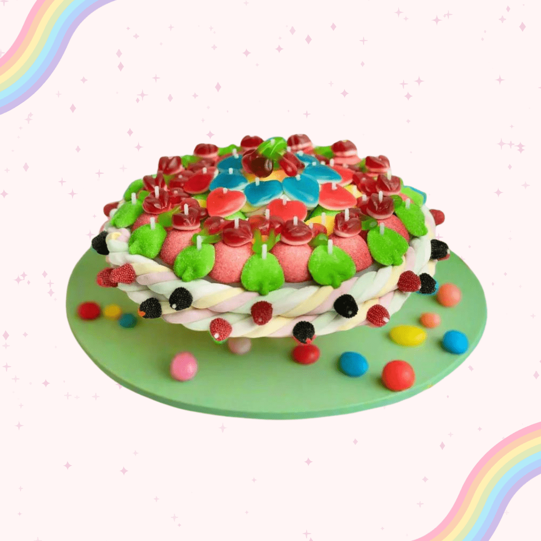 Gâteau XXL en bonbons chamallow, fraise, citron, framboise, pomme et mûres colorés et piqués sur support sécurisé