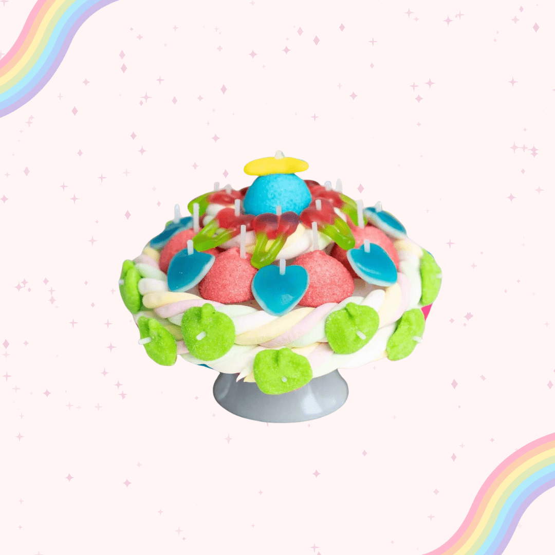 Gâteau Fruits coloré avec chamallow, bonbons gélifiés et boule à la fraise élaboré à la main sur support alimentaire sécurisé